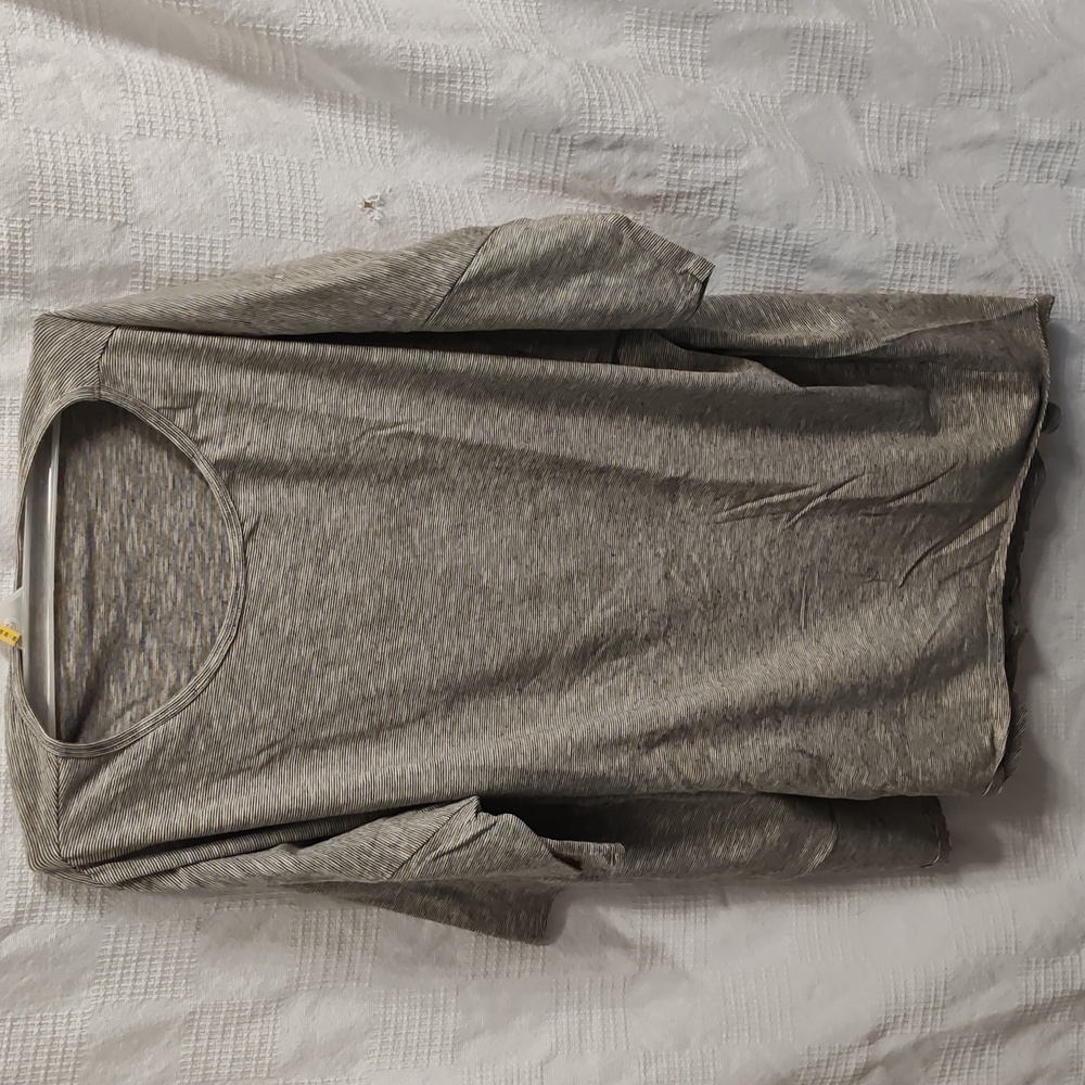 Simply comfortable black and gray 2XL short sleeve top